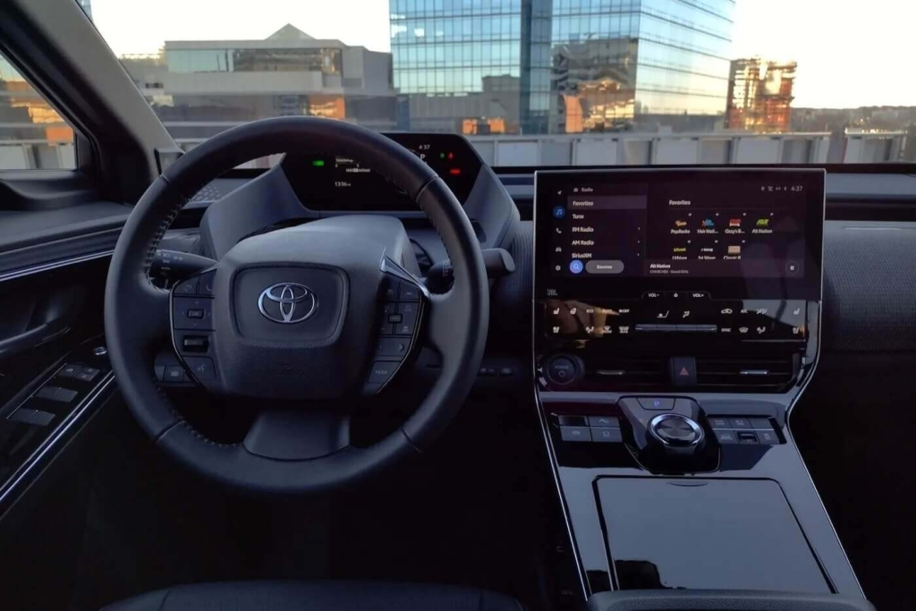 2023 Toyota bZ4X interior volan afisaj display